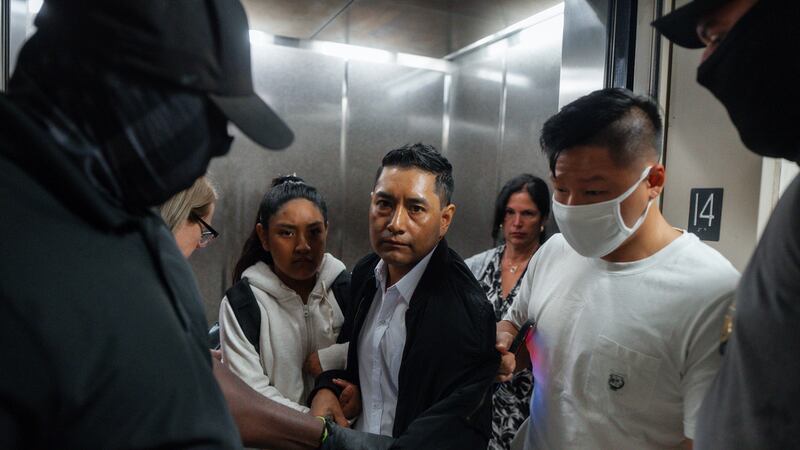 Agentes de inmigración de Estados Unidos toman a un hombre en un tribunal migratorio en Nueva...