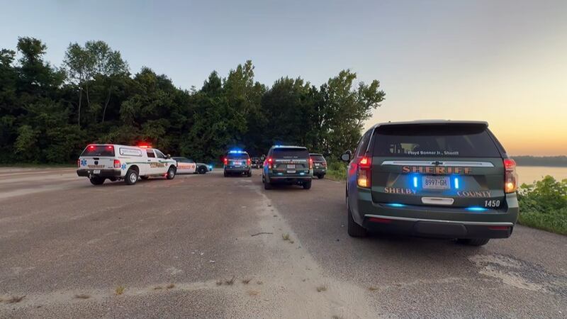 Patrullas policiales cerca del río Mississippi durante las labores de búsqueda.