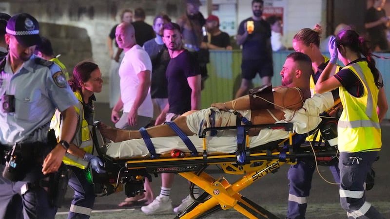 Personal de emergencia tras el tiroteo en Bondi Beach, Sydney, Australia, el 14 de diciembre...