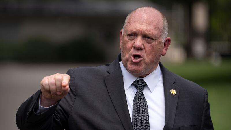 El coordinador de la Casa Blanca para la política fronteriza, Tom Homan, habla con periodistas...