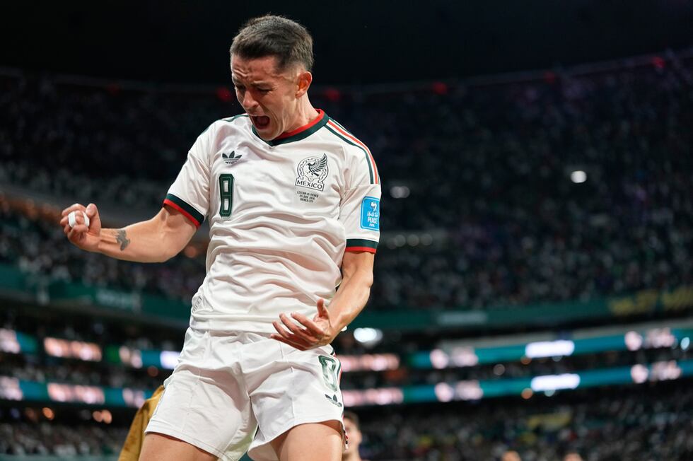 El mexicano Álvaro Fidalgo celebra después de anotar el tercer gol de México en su partido...