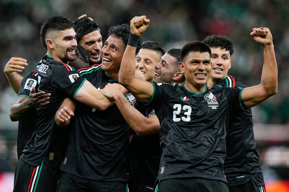 Luis Romo (3ro de izquierda a derecha) festeja con sus compañeros de la selección de México...