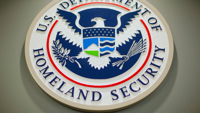 El logotipo del Departamento de Seguridad Nacional de EEUU, en Washington, el 25 de febrero de...
