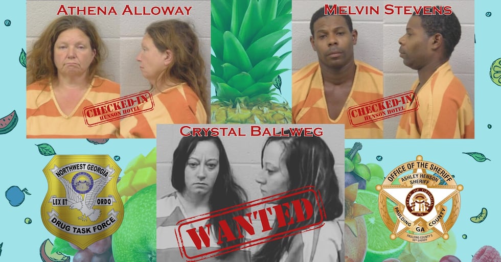 Encuentran drogas en puesto de frutas y acusan a tres personas.