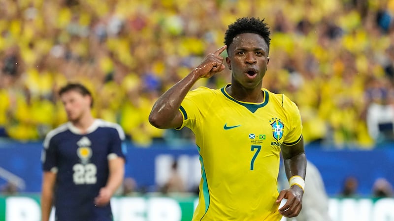 Vinicius Junior, de Brasil, celebra tras conseguir el segundo tanto en el duelo mundialista...