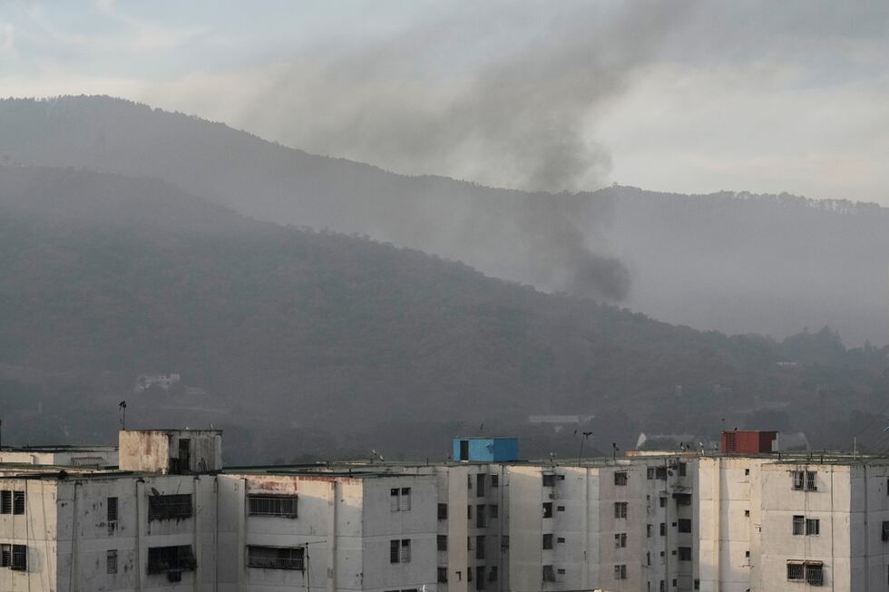 Columnas de humo se levantan en el Fuerte Tiuna, el principal cuartel militar en Caracas,...