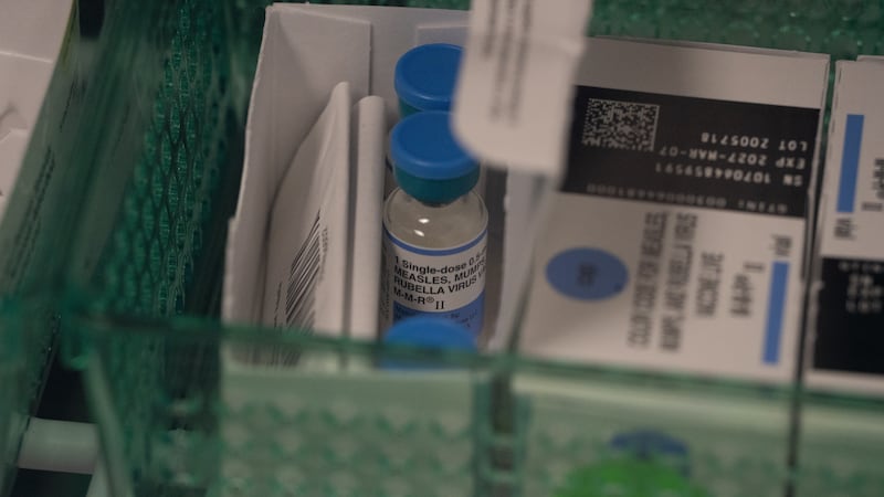 En la imagen se ven frascos de la vacuna triple vírica (contra el sarampión, las paperas y la...