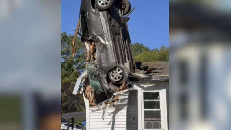 Auto se impacta en el techo de una casa en Nashville.
