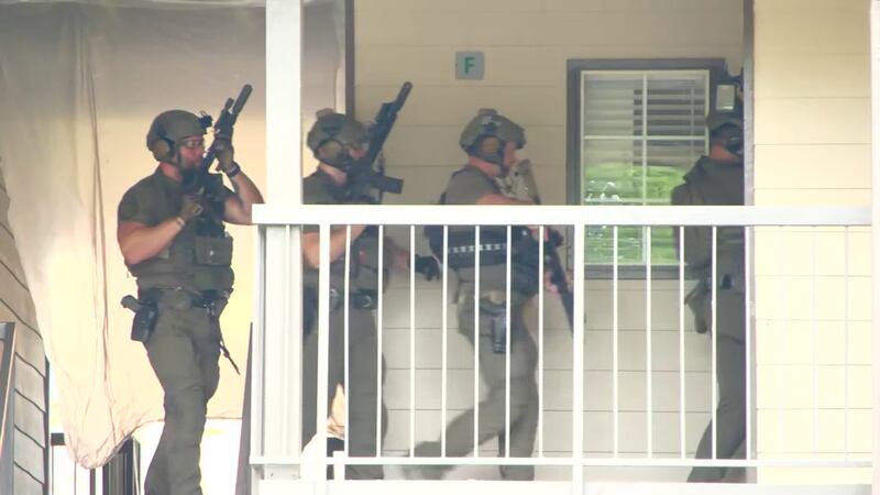 Agentes del orden durante la búsqueda del sospechoso, identificado como Austin Drummond