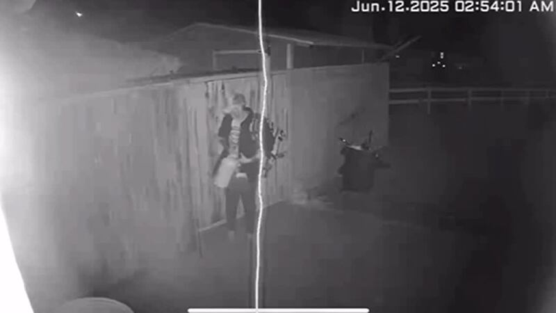 Hispana y sus hijos a salvo de incendio en su casa; cree que su ex lo provocó