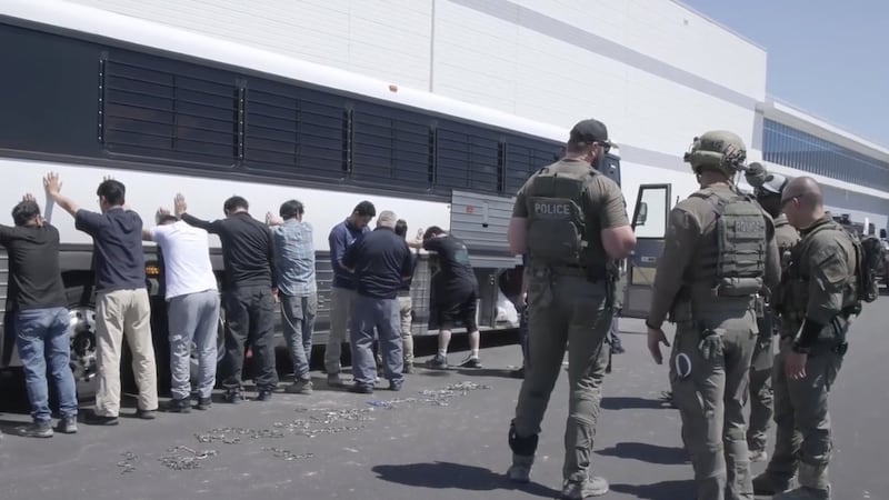 Regresan trabajadores detenidos en redada de inmigración en planta de Georgia