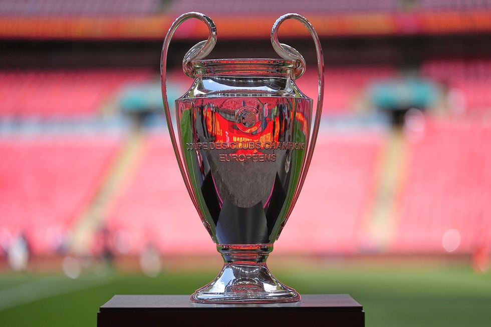 El trofeo de la Liga de Campeones desplegado en el Estadio de Wembley en Londres el domingo 10...