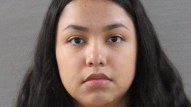 La policía identificó a la sospechosa como Melena LaFuente, de 21 años. Fue arrestada y...