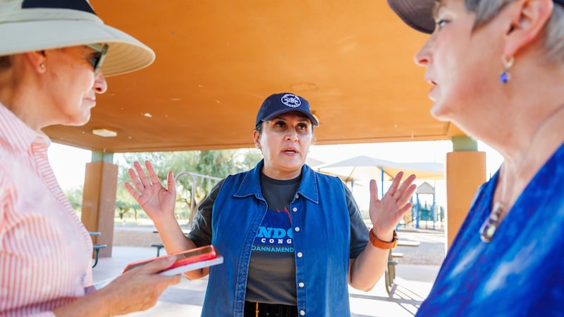 JoAnna Mendoza, candidata demócrata al 6to distrito al Congreso en Arizona, en el centro,...