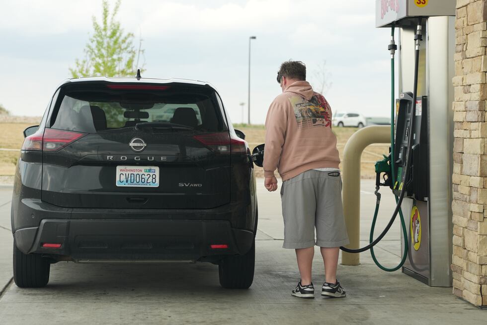 Un conductor llena el tanque de un vehículo en una gasolinera Buc-ee's de Johnstown, Colorado,...