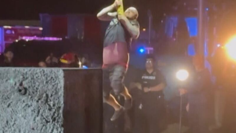 Michael Anthony Guerrero, de 42 años, tuvo que ser rescatado por el Departamento de Bomberos...