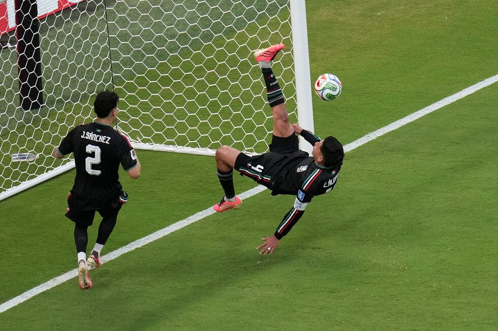 Edson Álvarez, de la selección de México, aleja un balón rematado por Corea del Sur en el...