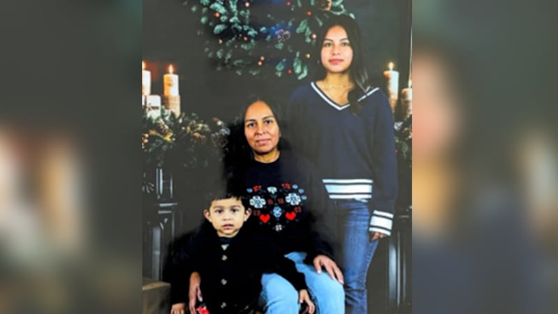 De izquierda a derecha: Anthony García Choc, de 2 años; su madre, Aurelia Choc Cac, de 40...