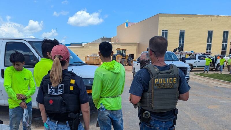El FBI en Mobile confirmó más de 30 arrestos tras una redada de inmigración en una escuela en...