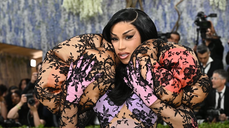 Cardi B llega a la gala benéfica del Instituto del Vestido del Museo Metropolitano de Arte...