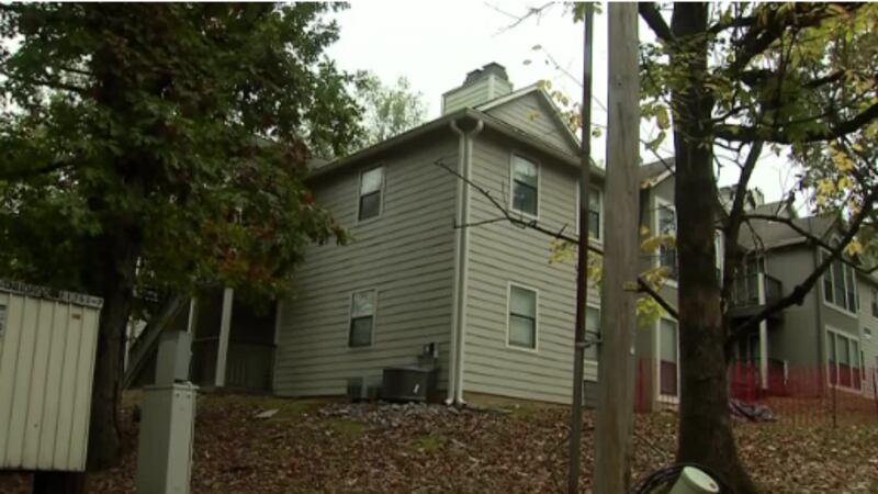 Menor de 2 años cae por una ventana de apartamentos en Nashville.