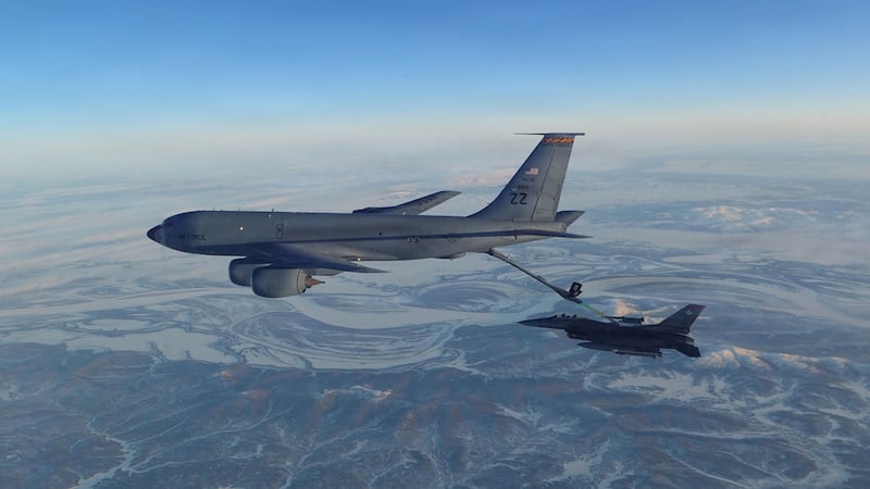 Esta foto, proporcionada por el Departamento de Defensa de Estados Unidos, muestra un caza...