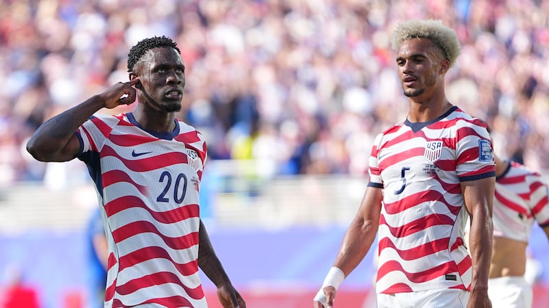 Folarin Balogun (20) celebra tras anotar el primer gol de Estados Unidos en el partido contra...