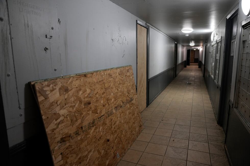 Puertas tapiadas y trozos de madera se ven el 10 de octubre de 2025 dentro del edificio en...