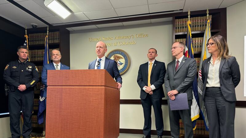 El fiscal federal del Distrito de Colorado, Peter McNeilly, acompañado por funcionarios...