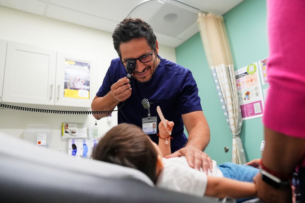 ARCHIVO - El pediatra Irving Phillips examina a un niño de 16 meses en una clínica de...