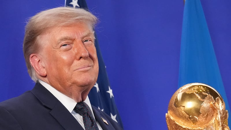 El presidente Donald Trump escucha mientras el presidente de la FIFA, Gianni Infantino, habla...