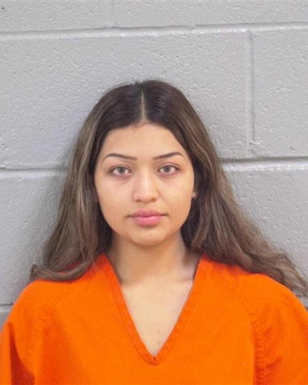 Una mujer de Midland fue detenida después de que una madre denunciara que su hijo de 14 años...