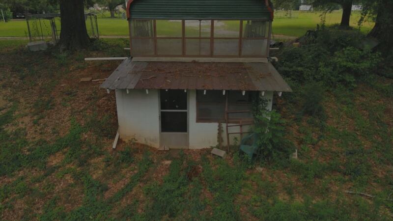 El búnker donde presuntamente tenían secuestrados a niños, de quienes abusaban sexualmente, en...