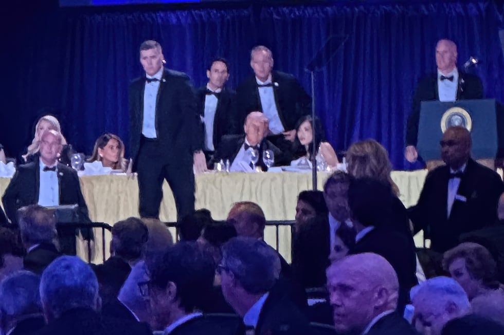 Agentes del Servicio Secreto rodean al presidente Donald Trump tras un tiroteo fuera del salón...