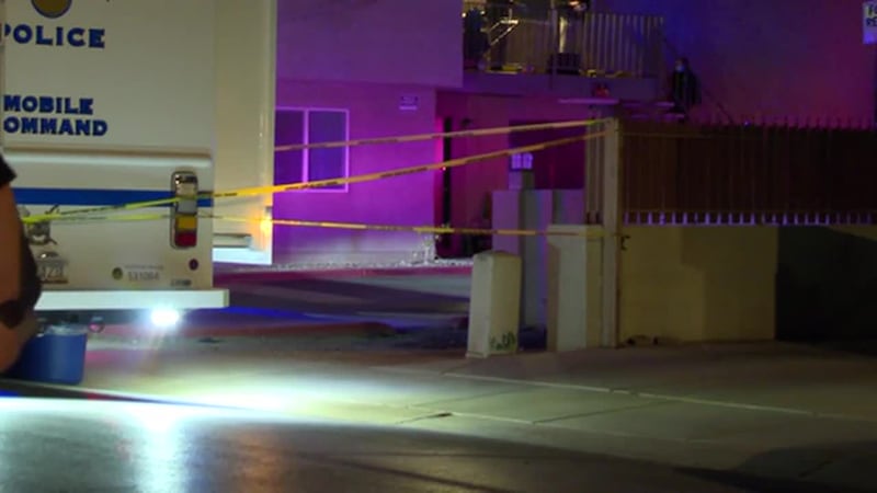 Pelea entre hermanos en un complejo de apartamentos por un billete de $5 termina en tragedia....