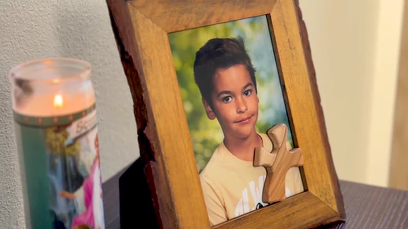 Muere niño de 8 años embestido por una camioneta cuando regresaba de la escuela con su abuela....