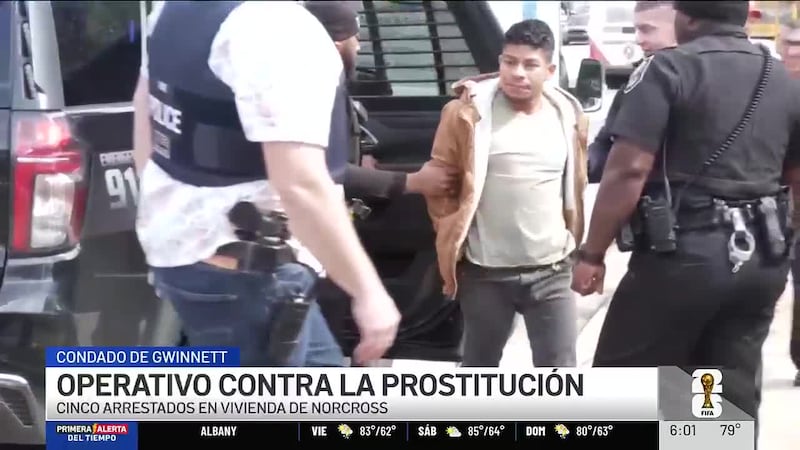 El allanamiento de una vivienda en Norcross, Georgia, como parte de un operativo de las...