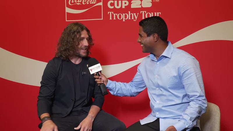 Alejandro Villegas conversa con Carles Puyol a su llegada a la ciudad de Atlanta en el marco...